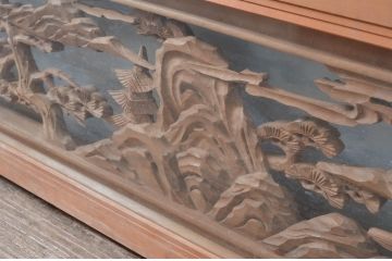 ビンテージ建具　特注品!!　両面ガラス　松の木と風情ある風景の彫刻が見事な分厚いフレームの彫刻欄間1枚(明り取り、明かり取り、ランマ、ヴィンテージ)(R-080507)
