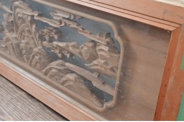 ビンテージ建具　特注品!!　両面ガラス　松の木と風情ある風景の彫刻が見事な分厚いフレームの彫刻欄間1枚(明り取り、明かり取り、ランマ、ヴィンテージ)(R-080507)