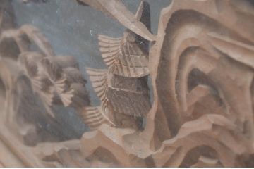 ビンテージ建具　特注品!!　両面ガラス　松の木と風情ある風景の彫刻が見事な分厚いフレームの彫刻欄間1枚(明り取り、明かり取り、ランマ、ヴィンテージ)(R-080507)