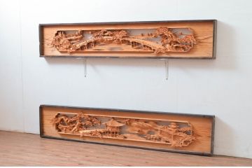 ビンテージ建具　躍動感あふれる松の木と風情ある風景の図柄が目を惹く彫刻欄間2枚(明り取り、明かり取り、ランマ、ヴィンテージ)(R-080517)