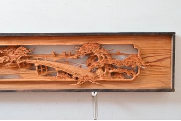 ビンテージ建具　躍動感あふれる松の木と風情ある風景の図柄が目を惹く彫刻欄間2枚(明り取り、明かり取り、ランマ、ヴィンテージ)(R-080517)