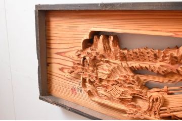 ビンテージ建具　躍動感あふれる松の木と風情ある風景の図柄が目を惹く彫刻欄間2枚(明り取り、明かり取り、ランマ、ヴィンテージ)(R-080517)