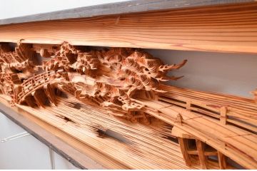 ビンテージ建具　躍動感あふれる松の木と風情ある風景の図柄が目を惹く彫刻欄間2枚(明り取り、明かり取り、ランマ、ヴィンテージ)(R-080517)