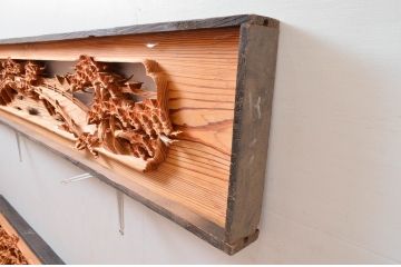 ビンテージ建具　躍動感あふれる松の木と風情ある風景の図柄が目を惹く彫刻欄間2枚(明り取り、明かり取り、ランマ、ヴィンテージ)(R-080517)