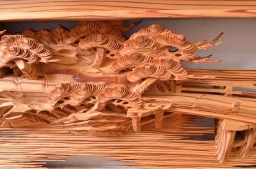 ビンテージ建具　躍動感あふれる松の木と風情ある風景の図柄が目を惹く彫刻欄間2枚(明り取り、明かり取り、ランマ、ヴィンテージ)(R-080517)