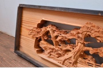 ビンテージ建具　躍動感あふれる松の木と風情ある風景の図柄が目を惹く彫刻欄間2枚(明り取り、明かり取り、ランマ、ヴィンテージ)(R-080517)