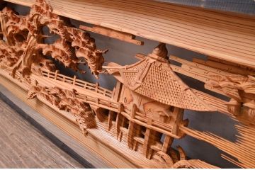 ビンテージ建具　躍動感あふれる松の木と風情ある風景の図柄が目を惹く彫刻欄間2枚(明り取り、明かり取り、ランマ、ヴィンテージ)(R-080517)