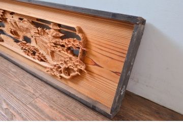 ビンテージ建具　躍動感あふれる松の木と風情ある風景の図柄が目を惹く彫刻欄間2枚(明り取り、明かり取り、ランマ、ヴィンテージ)(R-080517)