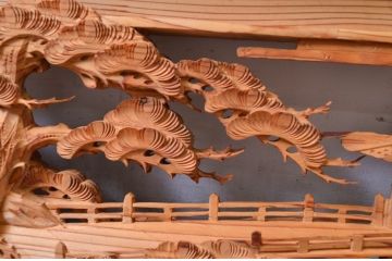 ビンテージ建具　躍動感あふれる松の木と風情ある風景の図柄が目を惹く彫刻欄間2枚(明り取り、明かり取り、ランマ、ヴィンテージ)(R-080517)
