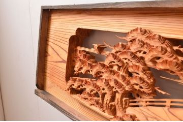 ビンテージ建具　躍動感あふれる松の木と風情ある風景の図柄が目を惹く彫刻欄間2枚(明り取り、明かり取り、ランマ、ヴィンテージ)(R-080517)
