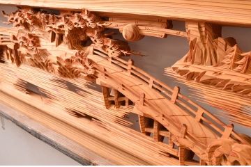 ビンテージ建具　躍動感あふれる松の木と風情ある風景の図柄が目を惹く彫刻欄間2枚(明り取り、明かり取り、ランマ、ヴィンテージ)(R-080517)