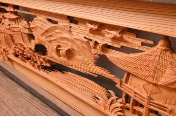 ビンテージ建具　躍動感あふれる松の木と風情ある風景の図柄が目を惹く彫刻欄間2枚(明り取り、明かり取り、ランマ、ヴィンテージ)(R-080517)