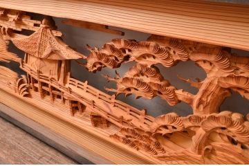 ビンテージ建具　躍動感あふれる松の木と風情ある風景の図柄が目を惹く彫刻欄間2枚(明り取り、明かり取り、ランマ、ヴィンテージ)(R-080517)