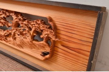ビンテージ建具　躍動感あふれる松の木と風情ある風景の図柄が目を惹く彫刻欄間2枚(明り取り、明かり取り、ランマ、ヴィンテージ)(R-080517)