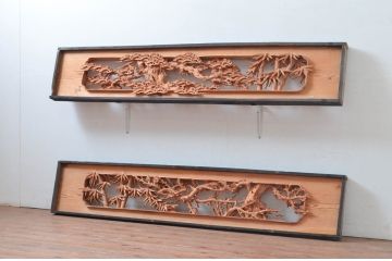 ビンテージ建具　杉材　躍動感あふれる松竹梅の彫りが目を惹く彫刻欄間2枚セット(明り取り、明かり取り、ランマ、ヴィンテージ)(R-080520)