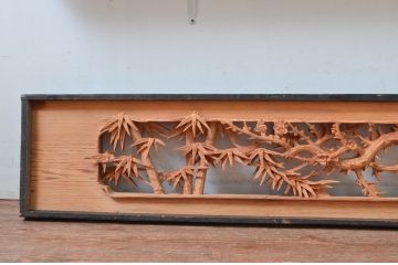 ビンテージ建具　杉材　躍動感あふれる松竹梅の彫りが目を惹く彫刻欄間2枚セット(明り取り、明かり取り、ランマ、ヴィンテージ)(R-080520)