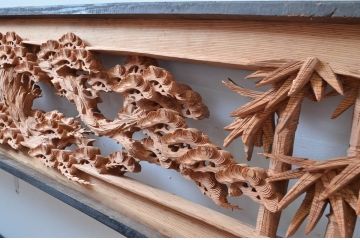 ビンテージ建具　杉材　躍動感あふれる松竹梅の彫りが目を惹く彫刻欄間2枚セット(明り取り、明かり取り、ランマ、ヴィンテージ)(R-080520)
