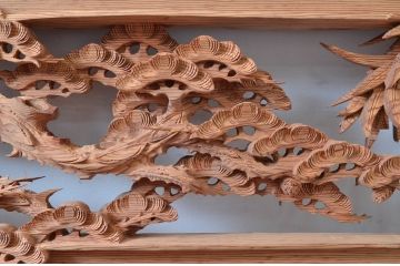 ビンテージ建具　杉材　躍動感あふれる松竹梅の彫りが目を惹く彫刻欄間2枚セット(明り取り、明かり取り、ランマ、ヴィンテージ)(R-080520)