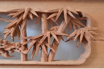 ビンテージ建具　杉材　躍動感あふれる松竹梅の彫りが目を惹く彫刻欄間2枚セット(明り取り、明かり取り、ランマ、ヴィンテージ)(R-080520)