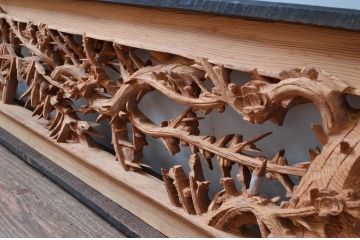 ビンテージ建具　杉材　躍動感あふれる松竹梅の彫りが目を惹く彫刻欄間2枚セット(明り取り、明かり取り、ランマ、ヴィンテージ)(R-080520)