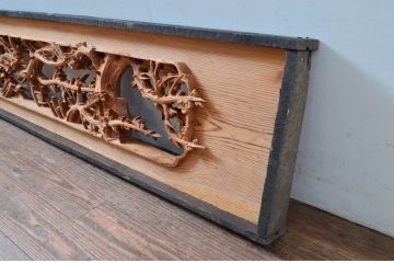 ビンテージ建具　杉材　躍動感あふれる松竹梅の彫りが目を惹く彫刻欄間2枚セット(明り取り、明かり取り、ランマ、ヴィンテージ)(R-080520)