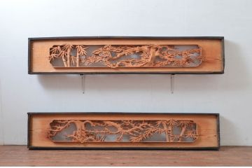 ビンテージ建具　杉材　躍動感あふれる松竹梅の彫りが目を惹く彫刻欄間2枚セット(明り取り、明かり取り、ランマ、ヴィンテージ)(R-080520)