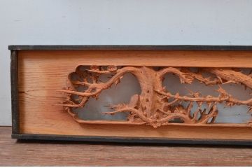 ビンテージ建具　杉材　躍動感あふれる松竹梅の彫りが目を惹く彫刻欄間2枚セット(明り取り、明かり取り、ランマ、ヴィンテージ)(R-080520)