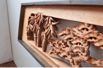ビンテージ建具　杉材　躍動感あふれる松竹梅の彫りが目を惹く彫刻欄間2枚セット(明り取り、明かり取り、ランマ、ヴィンテージ)(R-080520)