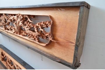 ビンテージ建具　杉材　躍動感あふれる松竹梅の彫りが目を惹く彫刻欄間2枚セット(明り取り、明かり取り、ランマ、ヴィンテージ)(R-080520)