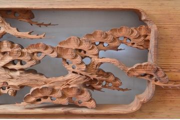 ビンテージ建具　杉材　躍動感あふれる松竹梅の彫りが目を惹く彫刻欄間2枚セット(明り取り、明かり取り、ランマ、ヴィンテージ)(R-080520)