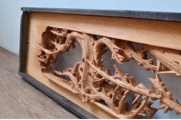 ビンテージ建具　杉材　躍動感あふれる松竹梅の彫りが目を惹く彫刻欄間2枚セット(明り取り、明かり取り、ランマ、ヴィンテージ)(R-080520)