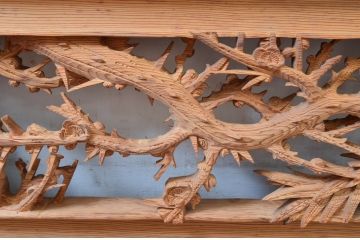 ビンテージ建具　杉材　躍動感あふれる松竹梅の彫りが目を惹く彫刻欄間2枚セット(明り取り、明かり取り、ランマ、ヴィンテージ)(R-080520)