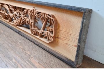 ビンテージ建具　杉材　躍動感あふれる松竹梅の彫りが目を惹く彫刻欄間2枚セット(明り取り、明かり取り、ランマ、ヴィンテージ)(R-080520)