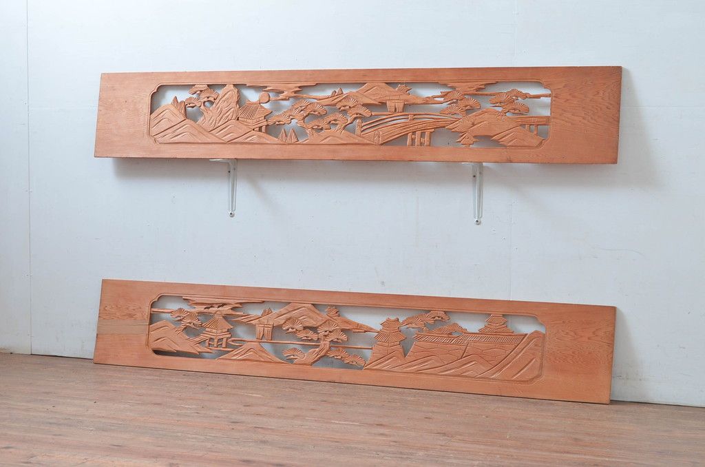 ヴィンテージ建具　昭和後期　杉材　松と山並み風景の彫刻欄間2枚セット　(R-080521)