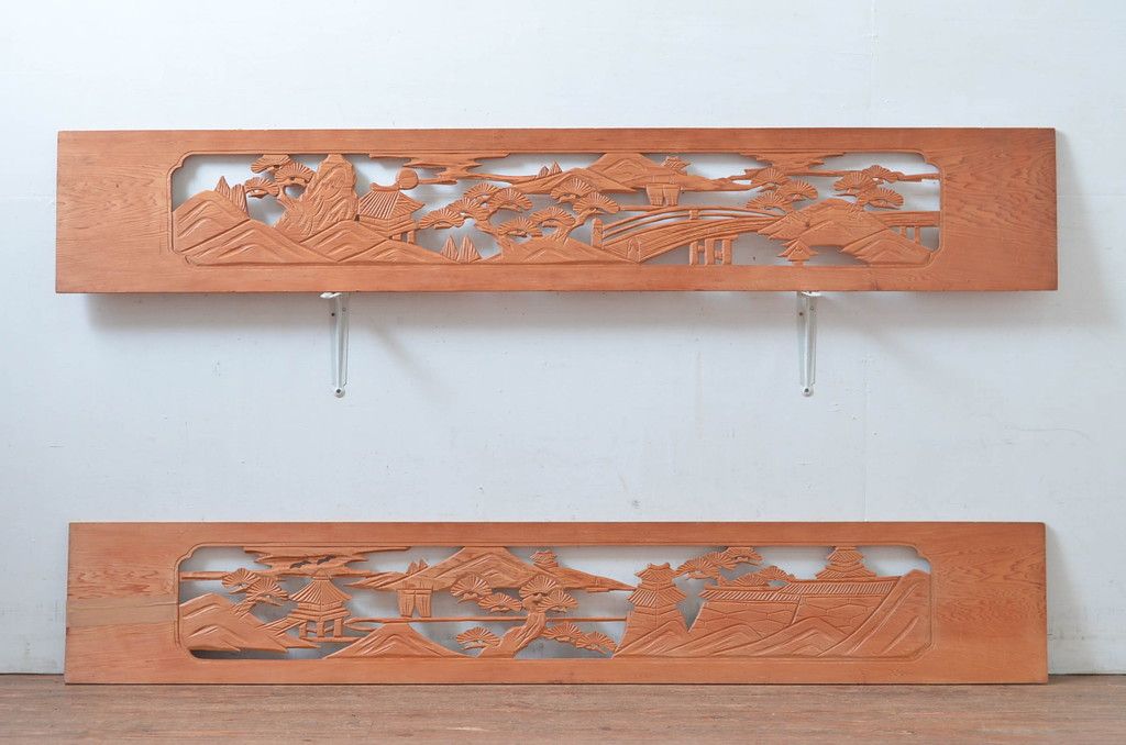 ヴィンテージ建具　昭和後期　杉材　松と山並み風景の彫刻欄間2枚セット　(R-080521)