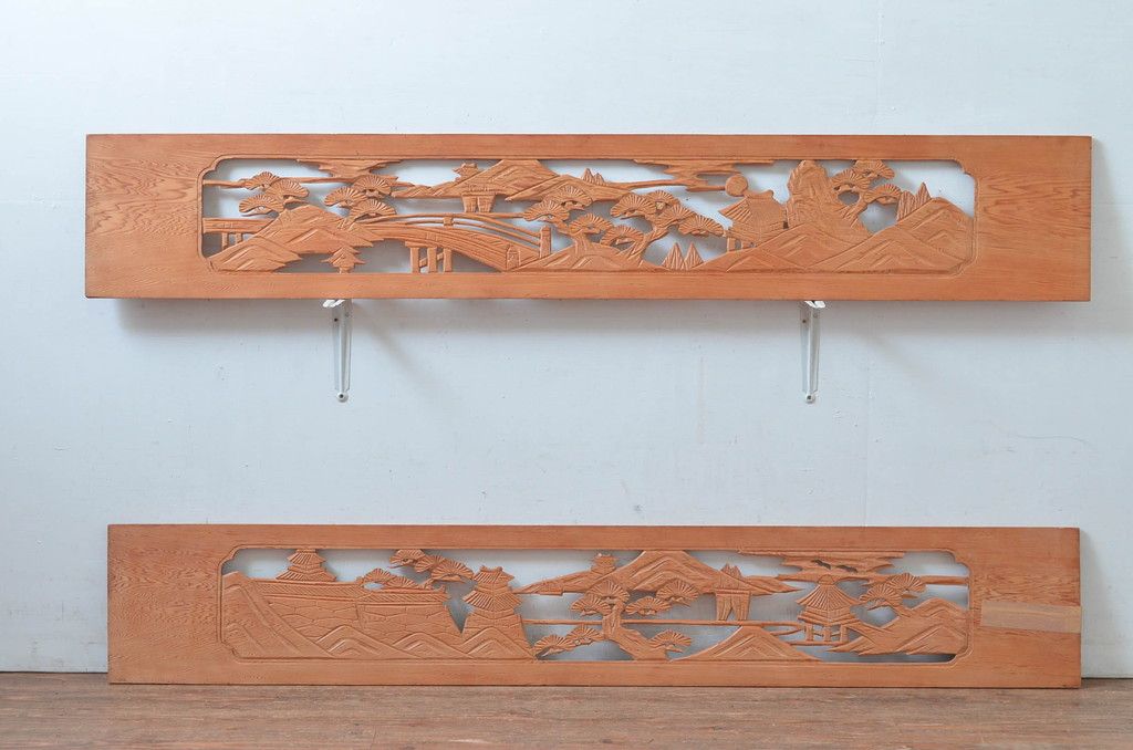 ヴィンテージ建具　昭和後期　杉材　松と山並み風景の彫刻欄間2枚セット　(R-080521)
