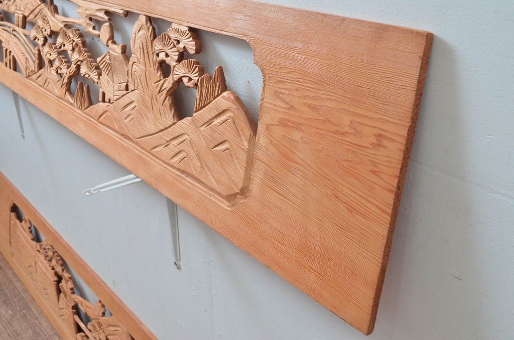 ヴィンテージ建具　昭和後期　杉材　松と山並み風景の彫刻欄間2枚セット　(R-080521)