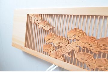 ビンテージ建具　松竹梅の彫刻が入った縁起の良い筬欄間2枚セット(格子欄間、明かり取り、明り取り、オサランマ、おさらんま、ヴィンテージ)(R-080522)