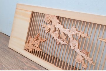 ビンテージ建具　松竹梅の彫刻が入った縁起の良い筬欄間2枚セット(格子欄間、明かり取り、明り取り、オサランマ、おさらんま、ヴィンテージ)(R-080522)