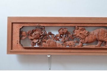 アンティー建具　牡丹　狛犬　職人技が光る!細部まで施された彫刻が目を惹く欄間2枚セット(明かり取り、明り取り、獅子)(R-080531)
