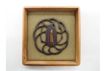 時代武具　鉄地　三日月武蔵　透かし彫りが目を引く鍔(彫刻、刀装具、ケース付き)(R-080541)