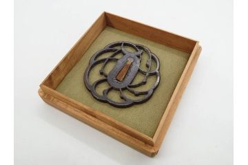 時代武具　鉄地　三日月武蔵　透かし彫りが目を引く鍔(彫刻、刀装具、ケース付き)(R-080541)