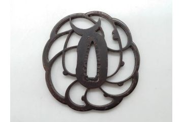 時代武具　鉄地　三日月武蔵　透かし彫りが目を引く鍔(彫刻、刀装具、ケース付き)(R-080541)
