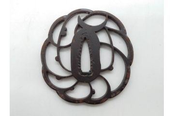 時代武具　鉄地　三日月武蔵　透かし彫りが目を引く鍔(彫刻、刀装具、ケース付き)(R-080541)