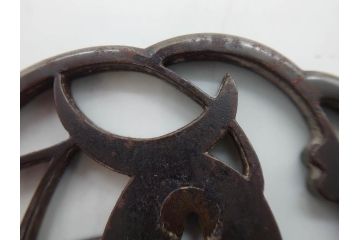 時代武具　鉄地　三日月武蔵　透かし彫りが目を引く鍔(彫刻、刀装具、ケース付き)(R-080541)