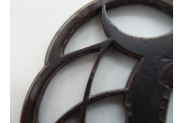 時代武具　鉄地　三日月武蔵　透かし彫りが目を引く鍔(彫刻、刀装具、ケース付き)(R-080541)
