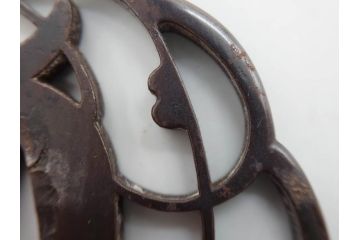 時代武具　鉄地　三日月武蔵　透かし彫りが目を引く鍔(彫刻、刀装具、ケース付き)(R-080541)