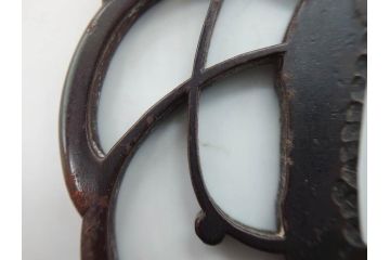 時代武具　鉄地　三日月武蔵　透かし彫りが目を引く鍔(彫刻、刀装具、ケース付き)(R-080541)