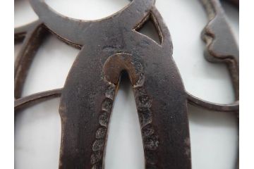 時代武具　鉄地　三日月武蔵　透かし彫りが目を引く鍔(彫刻、刀装具、ケース付き)(R-080541)