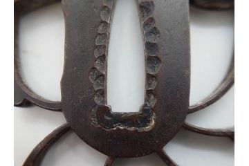 時代武具　鉄地　三日月武蔵　透かし彫りが目を引く鍔(彫刻、刀装具、ケース付き)(R-080541)